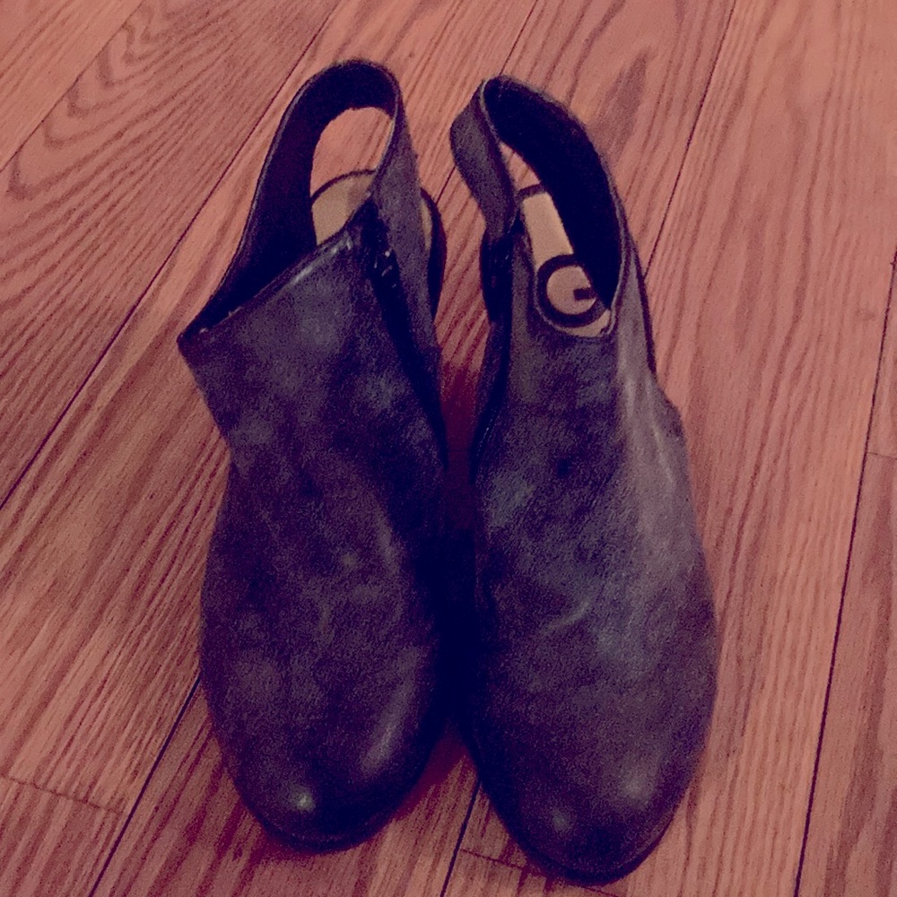 I’m selling them because they are to small I tried them on once😀